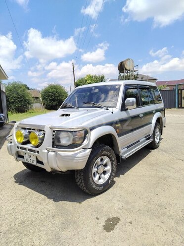 Mitsubishi Pajero-1