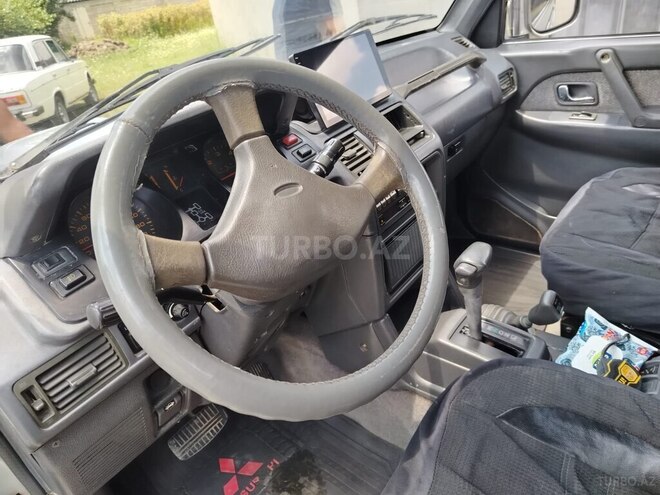 Mitsubishi Pajero-6