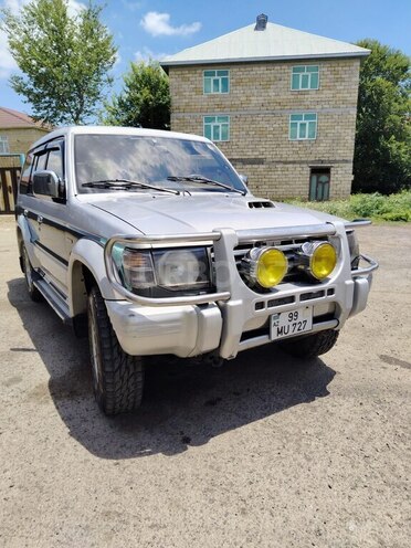 Mitsubishi Pajero-3
