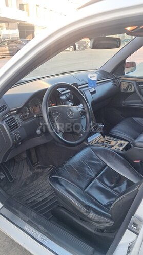 Mercedes E 240-8