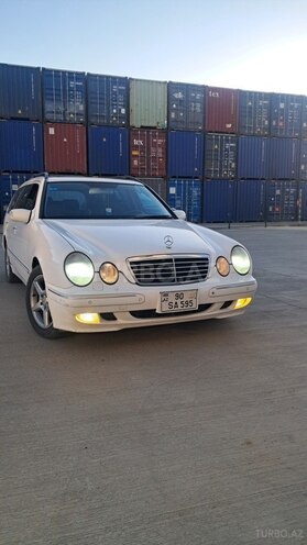 Mercedes E 240-1