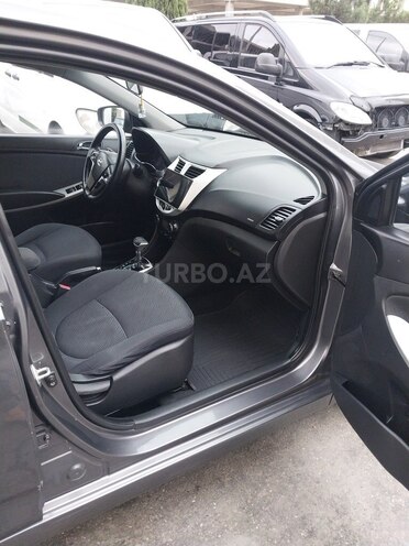 Hyundai Accent-11