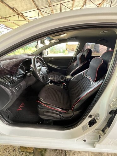 Hyundai Accent-12