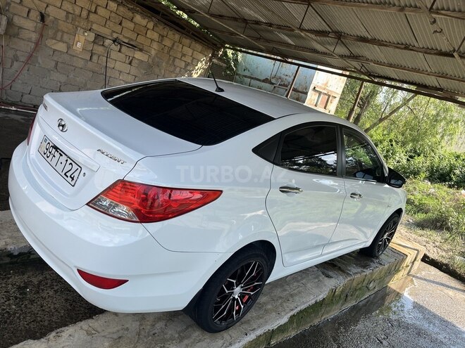 Hyundai Accent-7