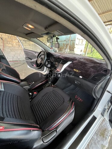 Hyundai Accent-11