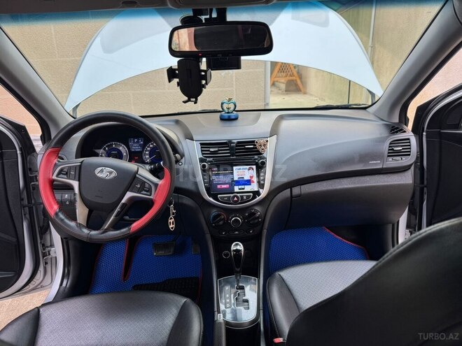 Hyundai Accent-11