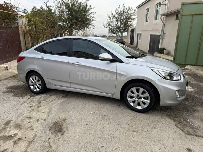 Hyundai Accent-13