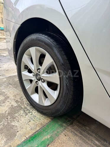 Hyundai Accent-12