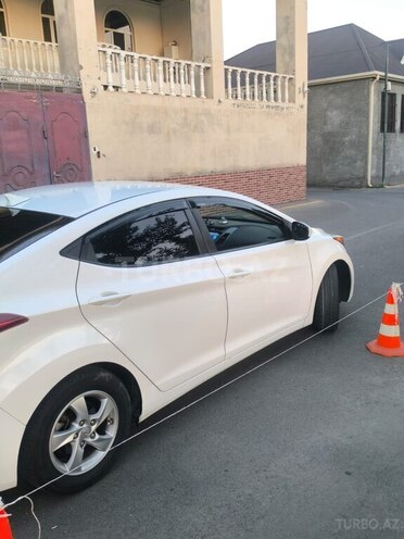 Hyundai Elantra-4