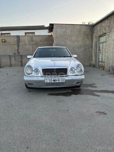 Mercedes E 280-1