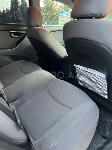 Hyundai Elantra-8