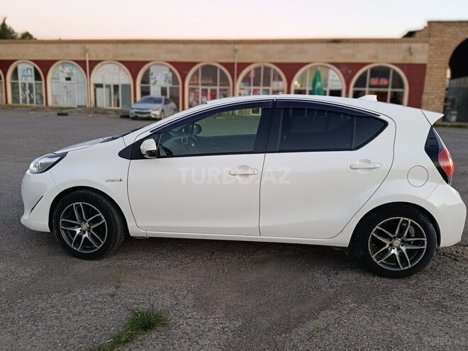 Toyota Aqua-9