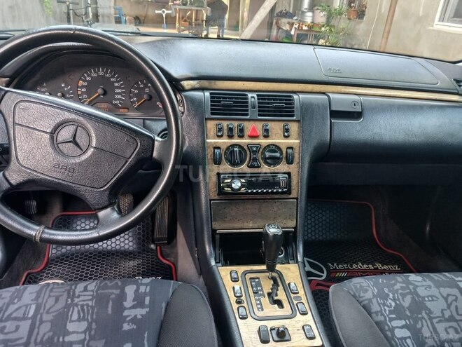 Mercedes E 240-4