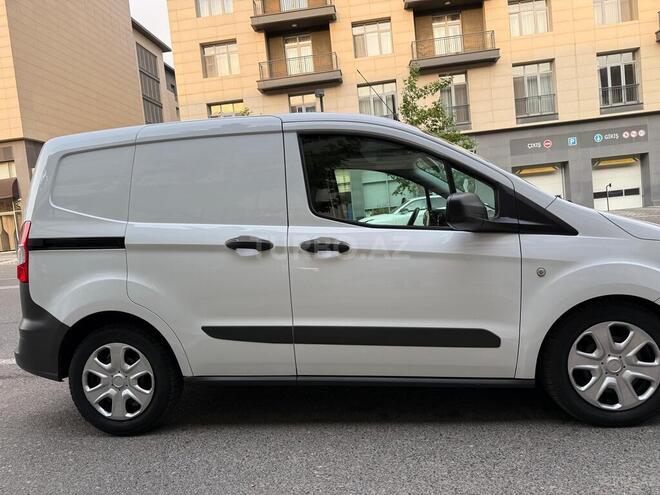 Ford Transit Courier-4