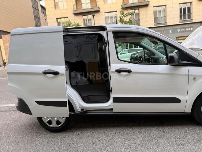Ford Transit Courier-14