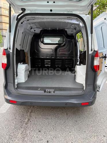 Ford Transit Courier-17