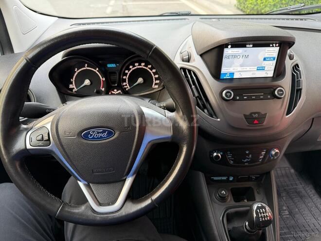 Ford Transit Courier-10