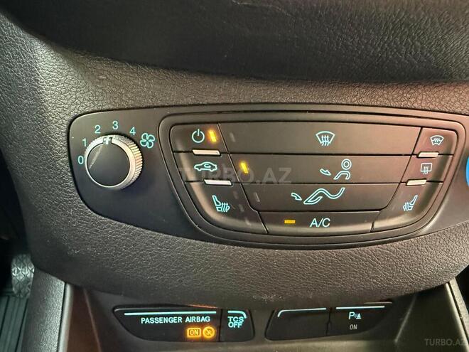 Ford Transit Courier-11
