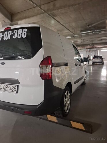 Ford Transit Courier-8