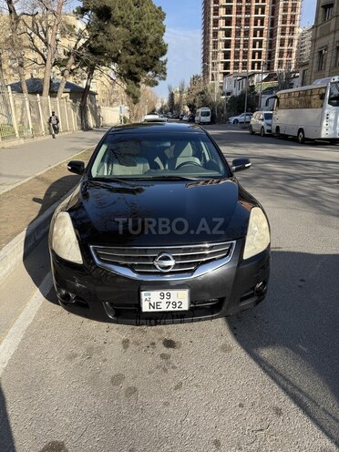 Nissan Altima-1