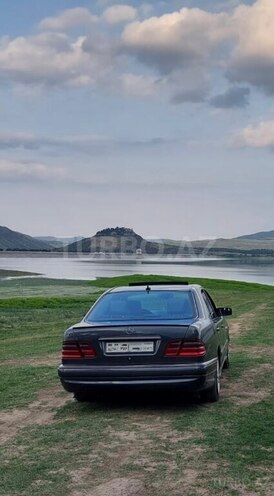 Mercedes E 230-3