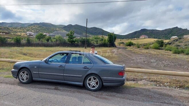 Mercedes E 230-4