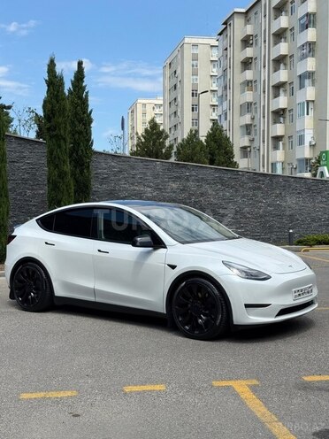 Tesla Model Y-8