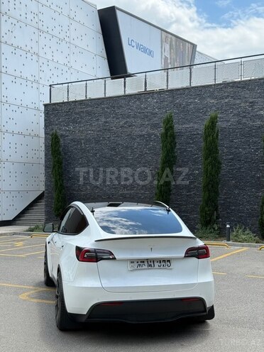 Tesla Model Y-4
