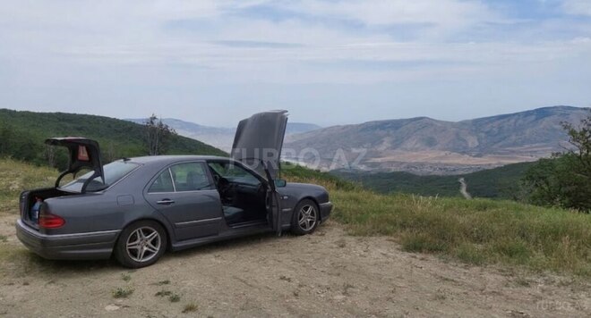 Mercedes E 230-5