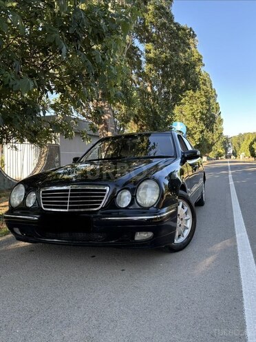 Mercedes E 220-1