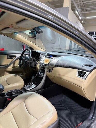 Hyundai Elantra-14