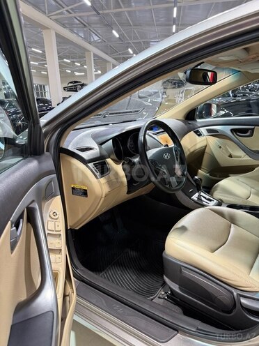 Hyundai Elantra-13