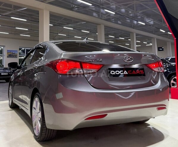 Hyundai Elantra-11
