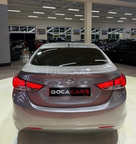 Hyundai Elantra-12
