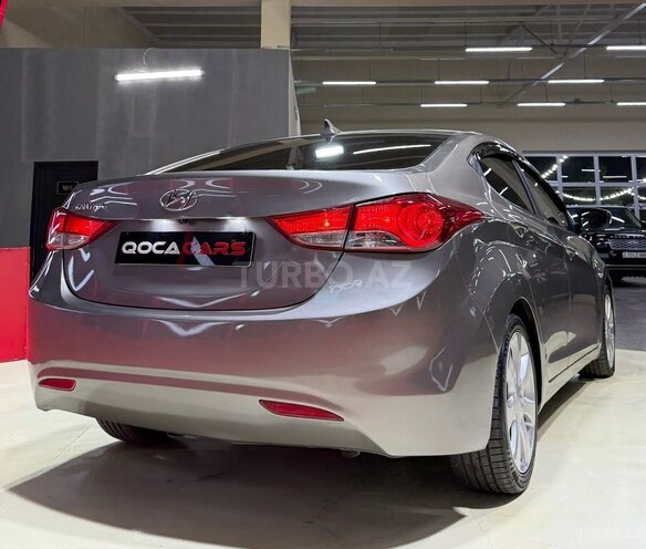 Hyundai Elantra-10