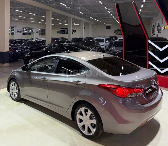 Hyundai Elantra-8