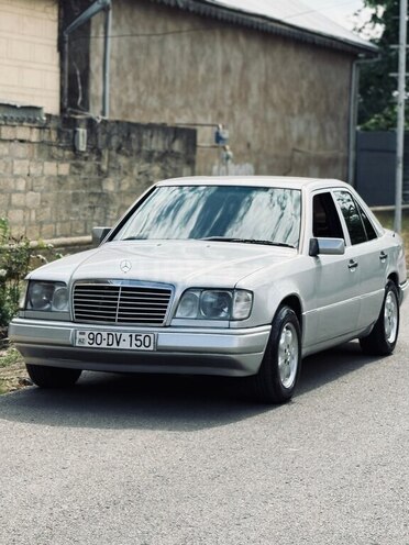 Mercedes E 200-11