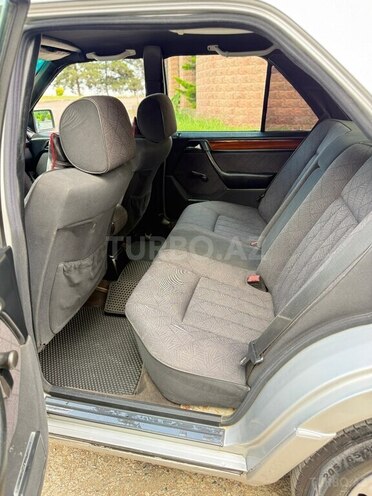 Mercedes E 200-19
