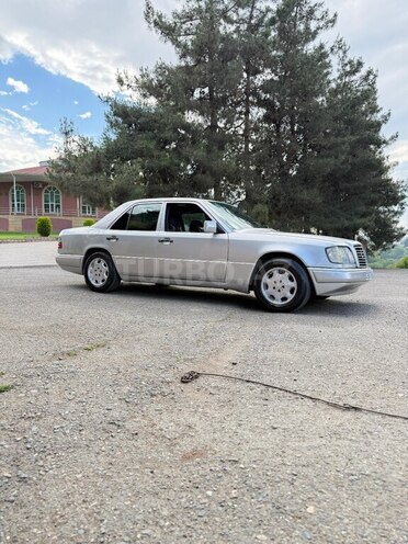 Mercedes E 200-21