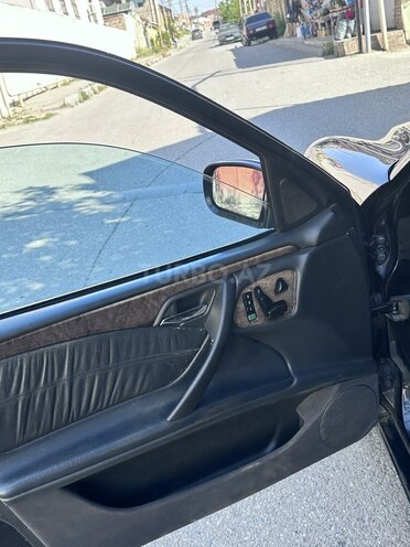 Mercedes E 270-7