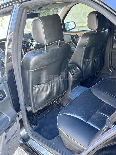 Mercedes E 270-8