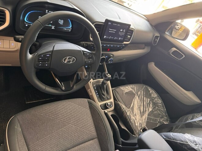 Hyundai Venue-10