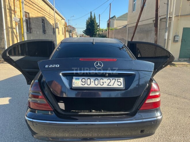 Mercedes E 220-11