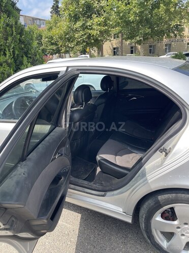 Mercedes E 270-9