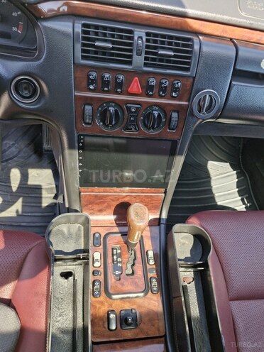 Mercedes E 200-11