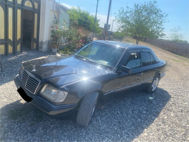 Mercedes 220 E-2
