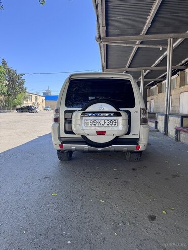 Mitsubishi Pajero-4