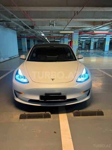 Tesla Model 3-1