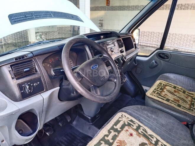 Ford Transit-13