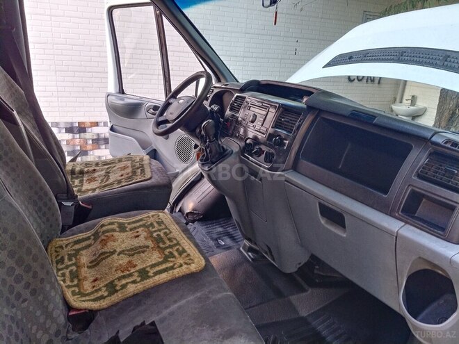 Ford Transit-16